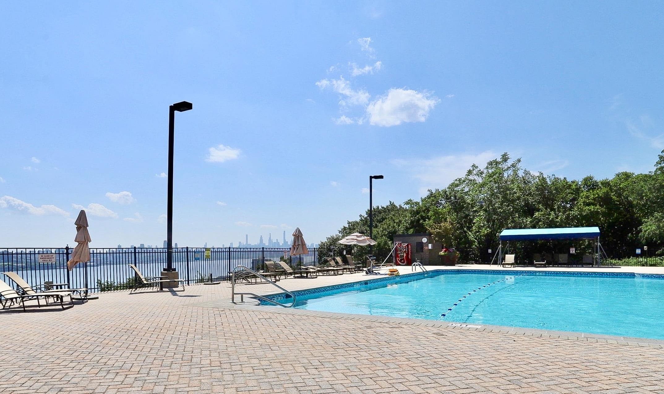 1512 PALISADE AVE Unit: 14R