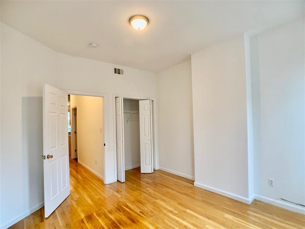510 PAVONIA AVE Unit: 1R