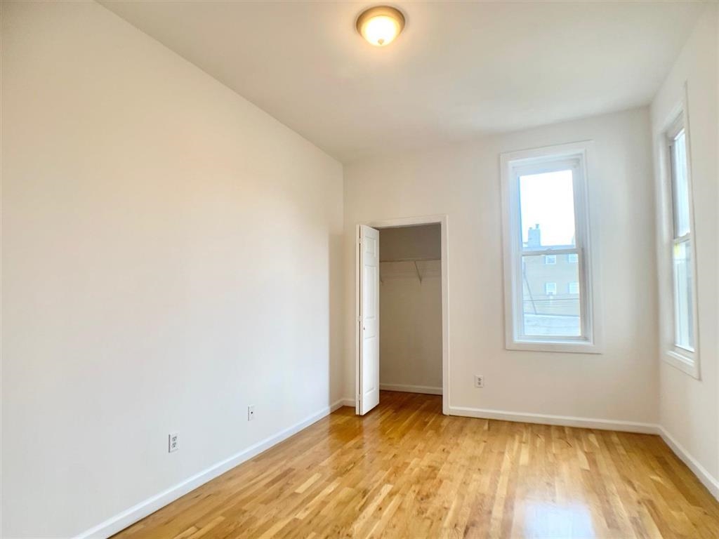 510 PAVONIA AVE Unit: 1R