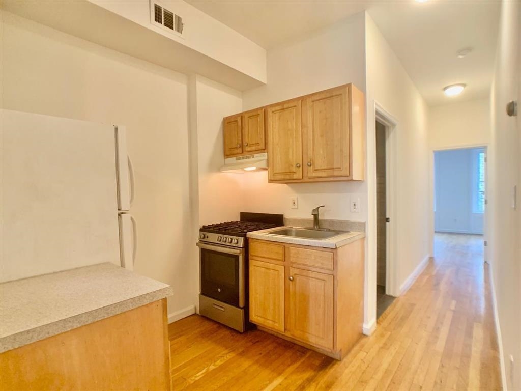 510 PAVONIA AVE Unit: 1R
