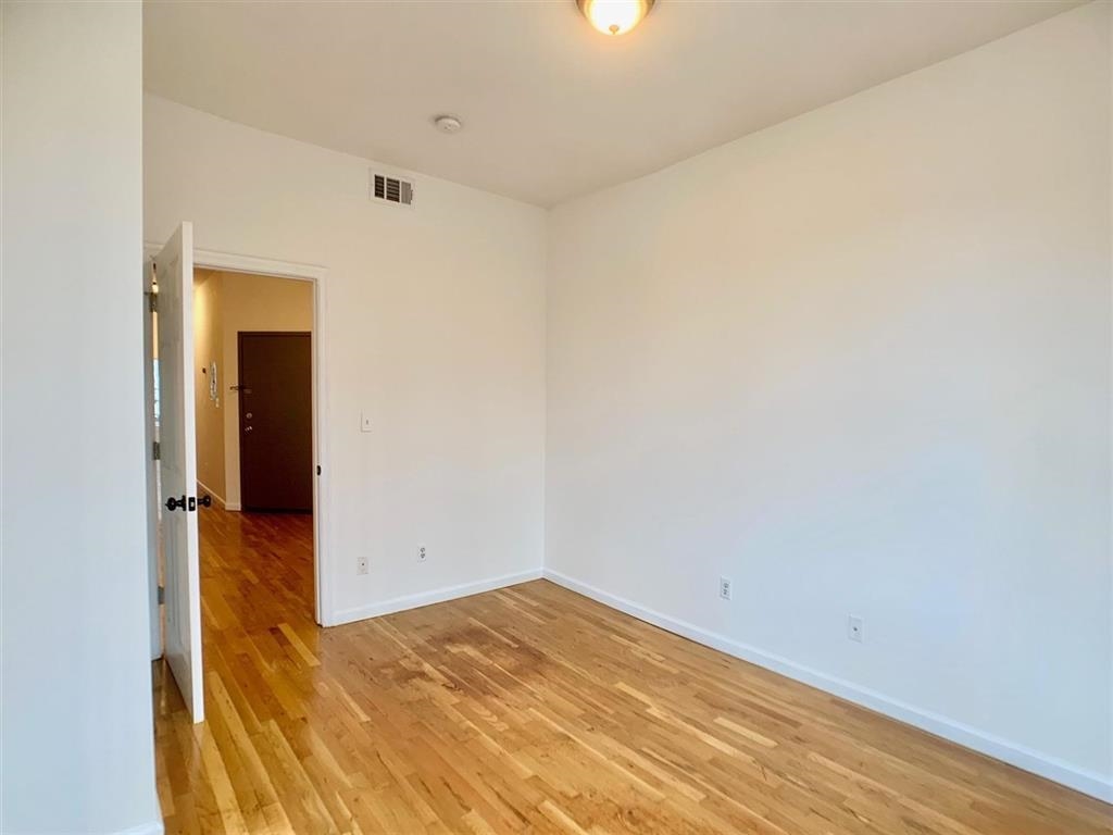 510 PAVONIA AVE Unit: 1R