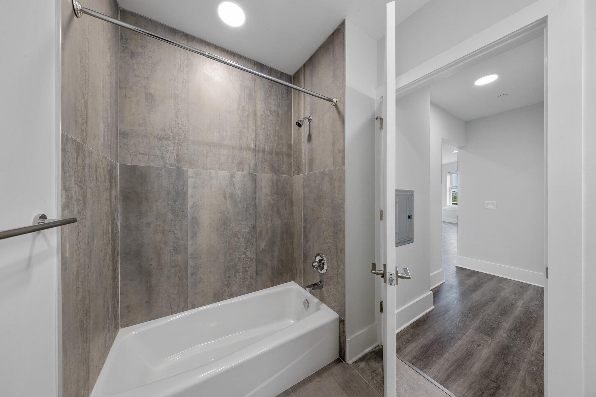 660 GRAND ST Unit: 401