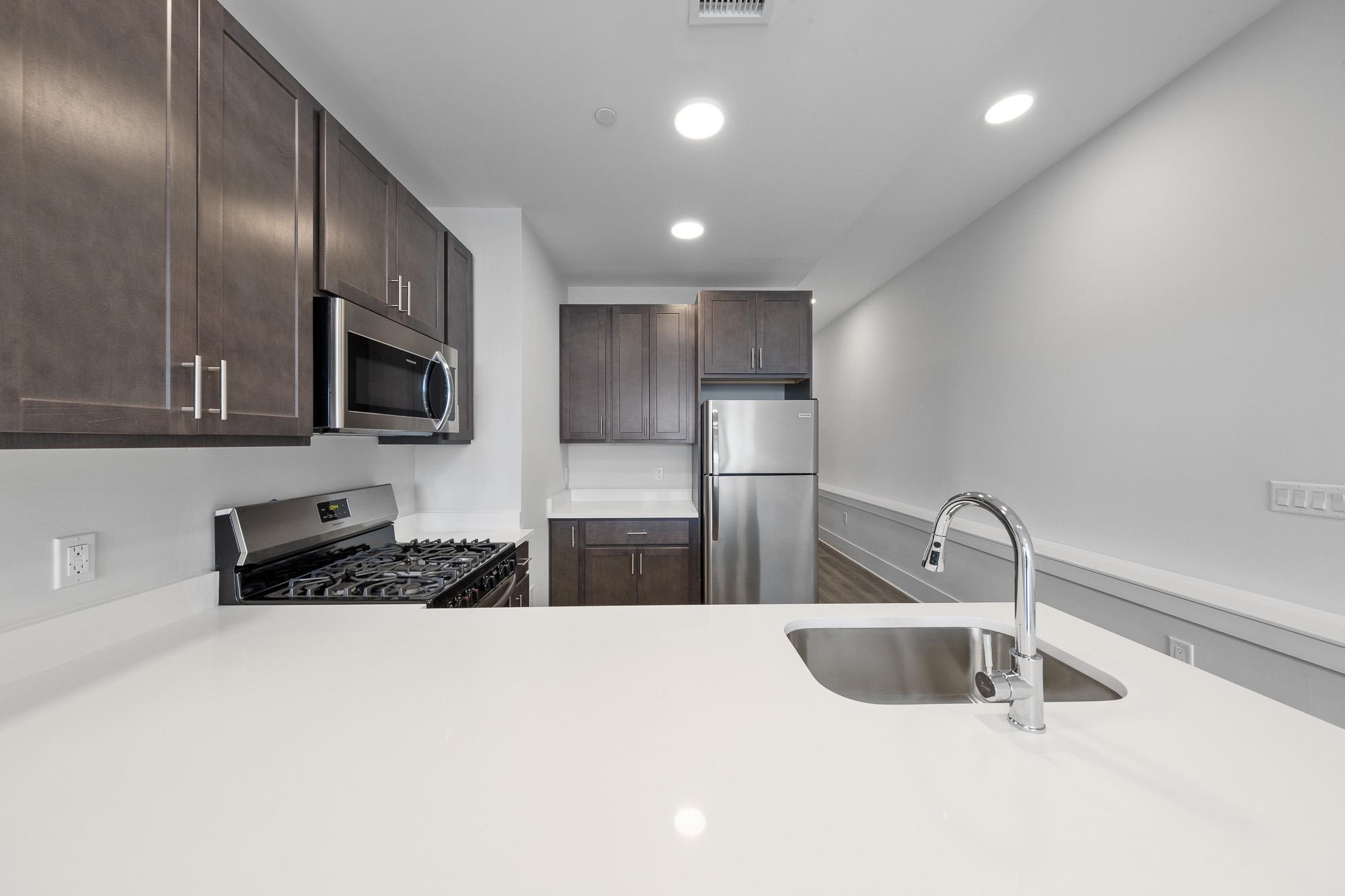 660 GRAND ST Unit: 401