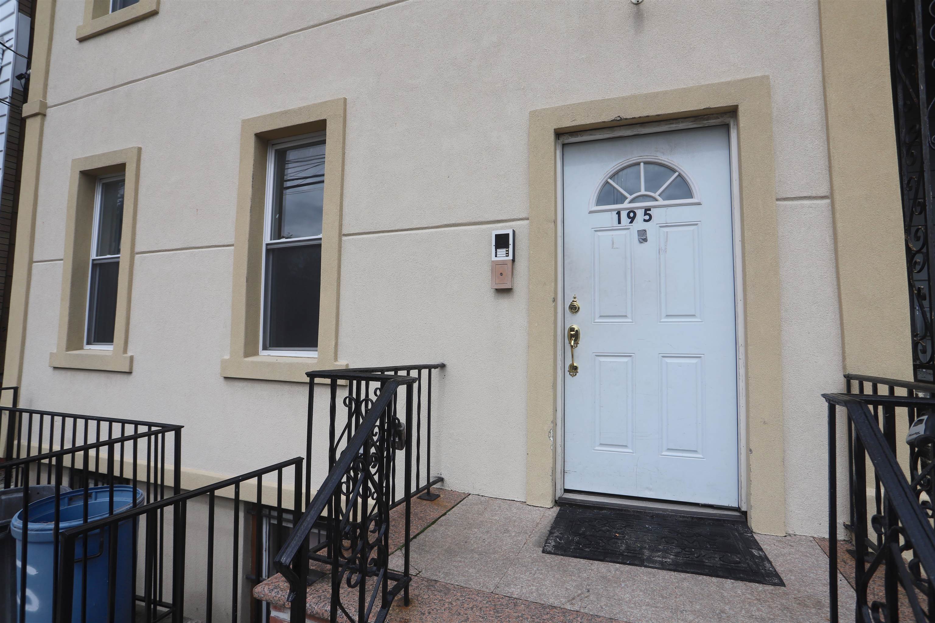 195 WEBSTER AVE Unit: 2