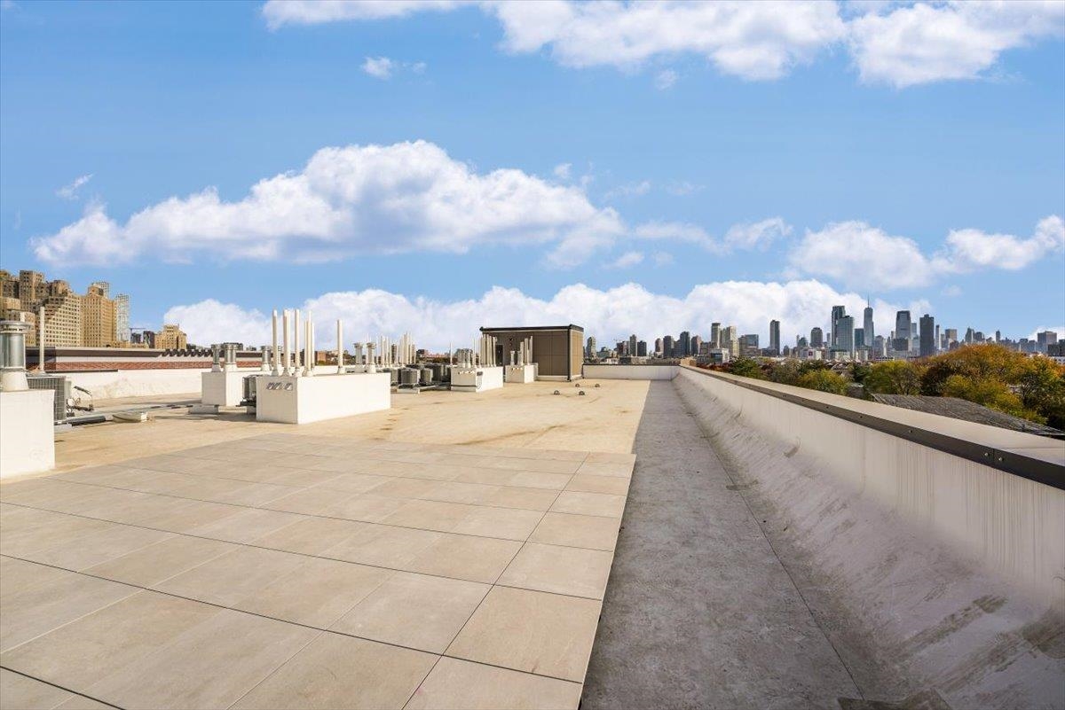 667-665 GRAND ST Unit: 208