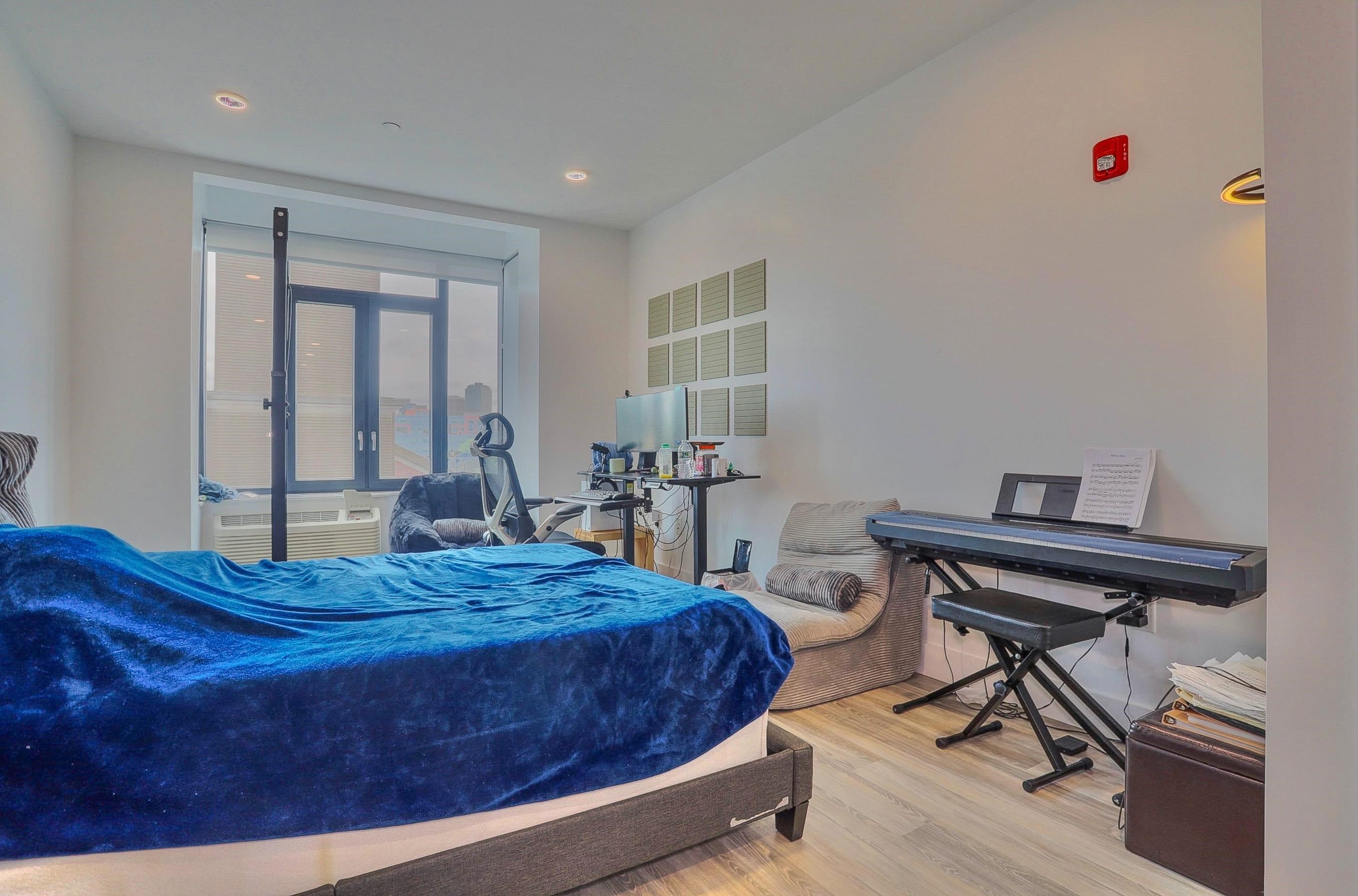 327 COMMUNIPAW AVE Unit: 404
