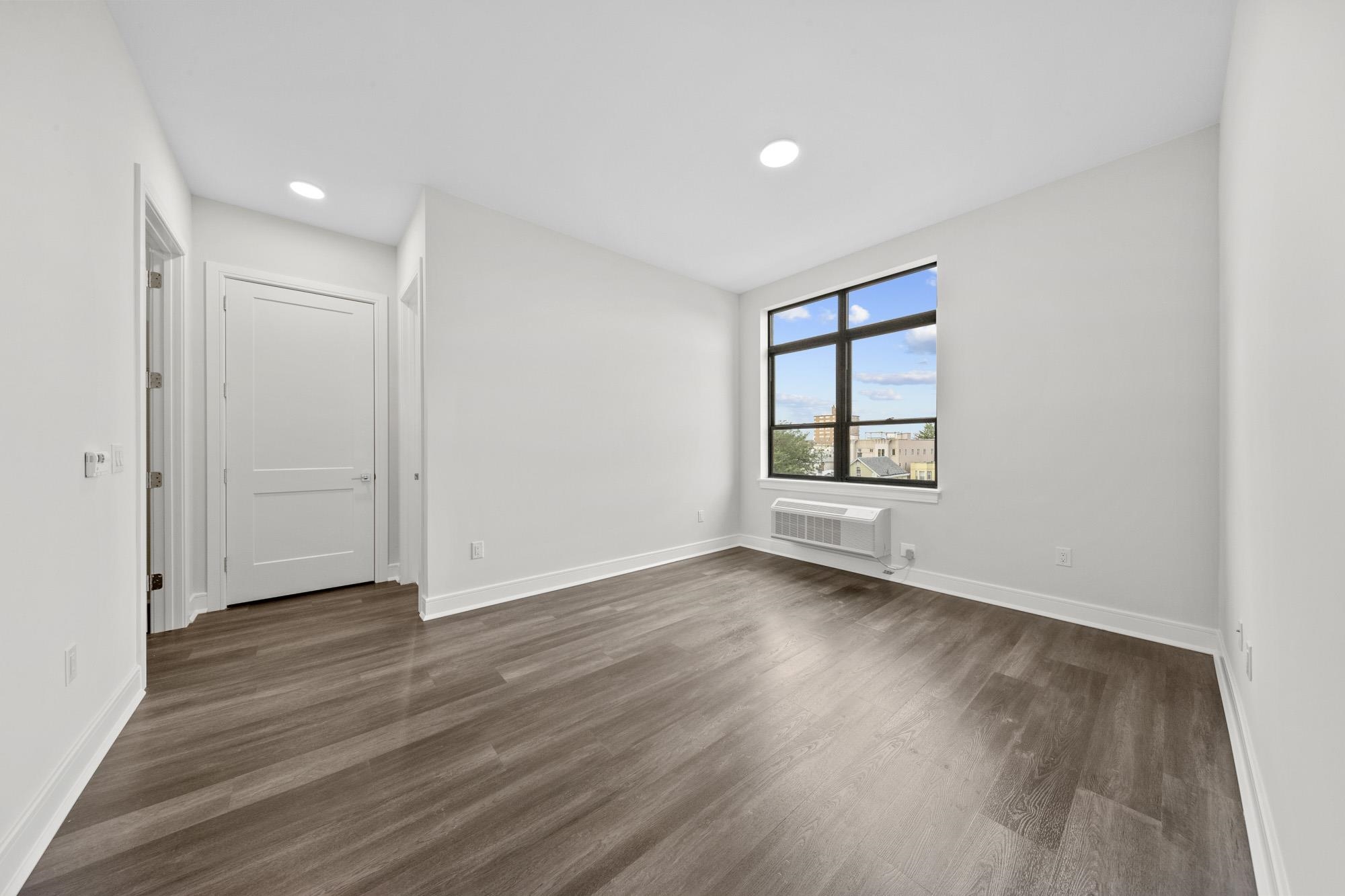 121 34TH ST Unit: 517
