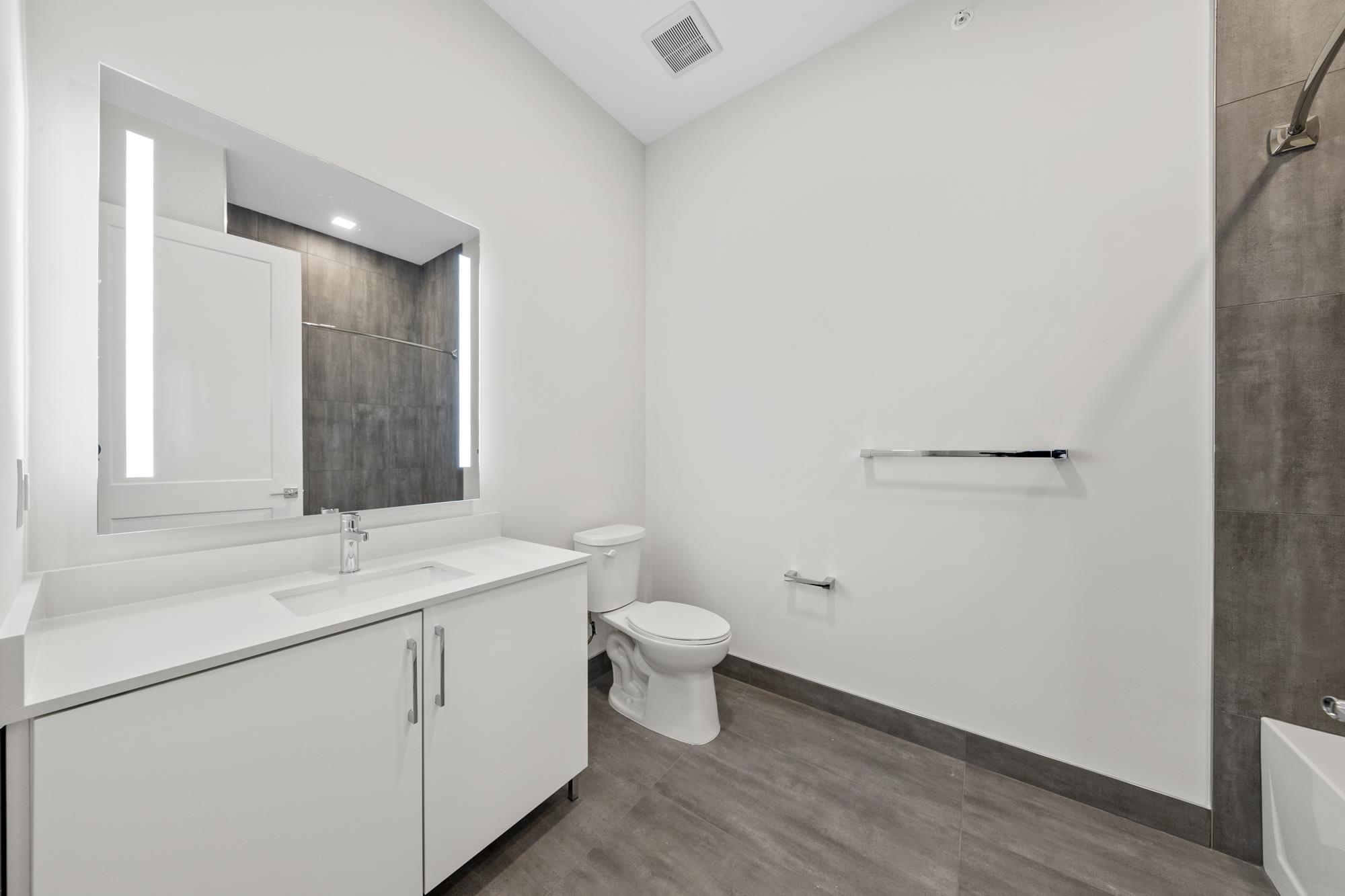 121 34TH ST Unit: 517