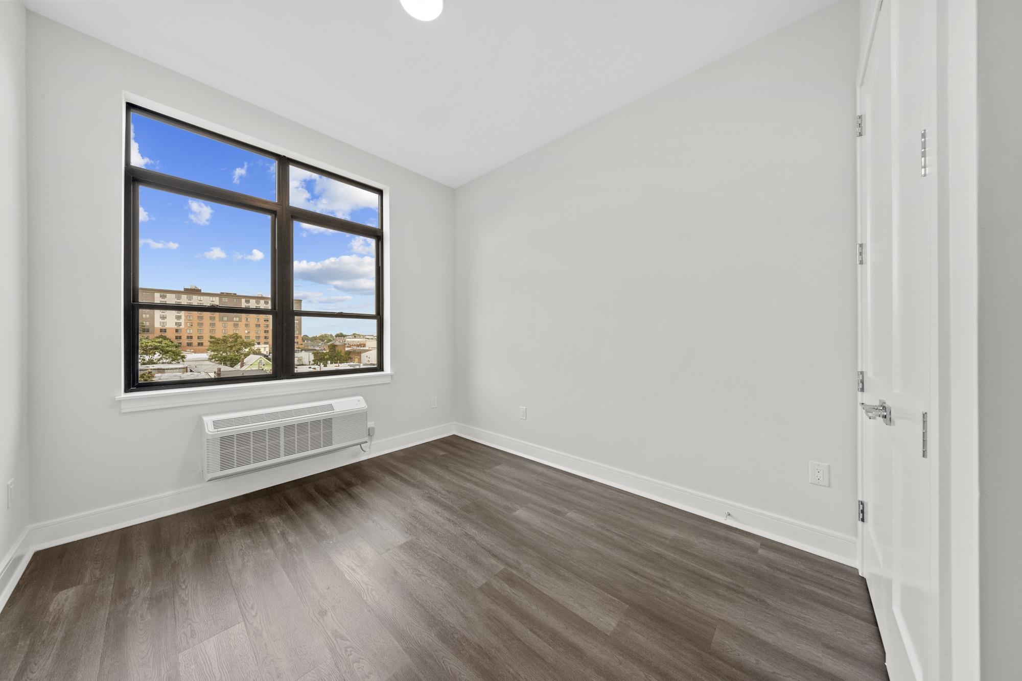 121 34TH ST Unit: 517