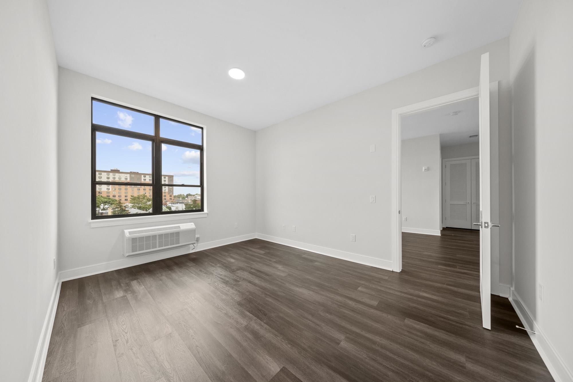 121 34TH ST Unit: 517