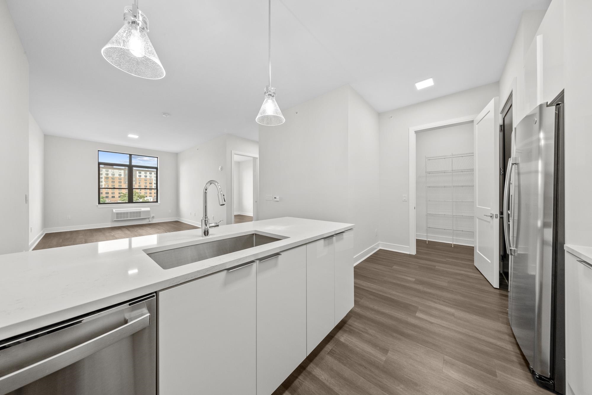 121 34TH ST Unit: 517