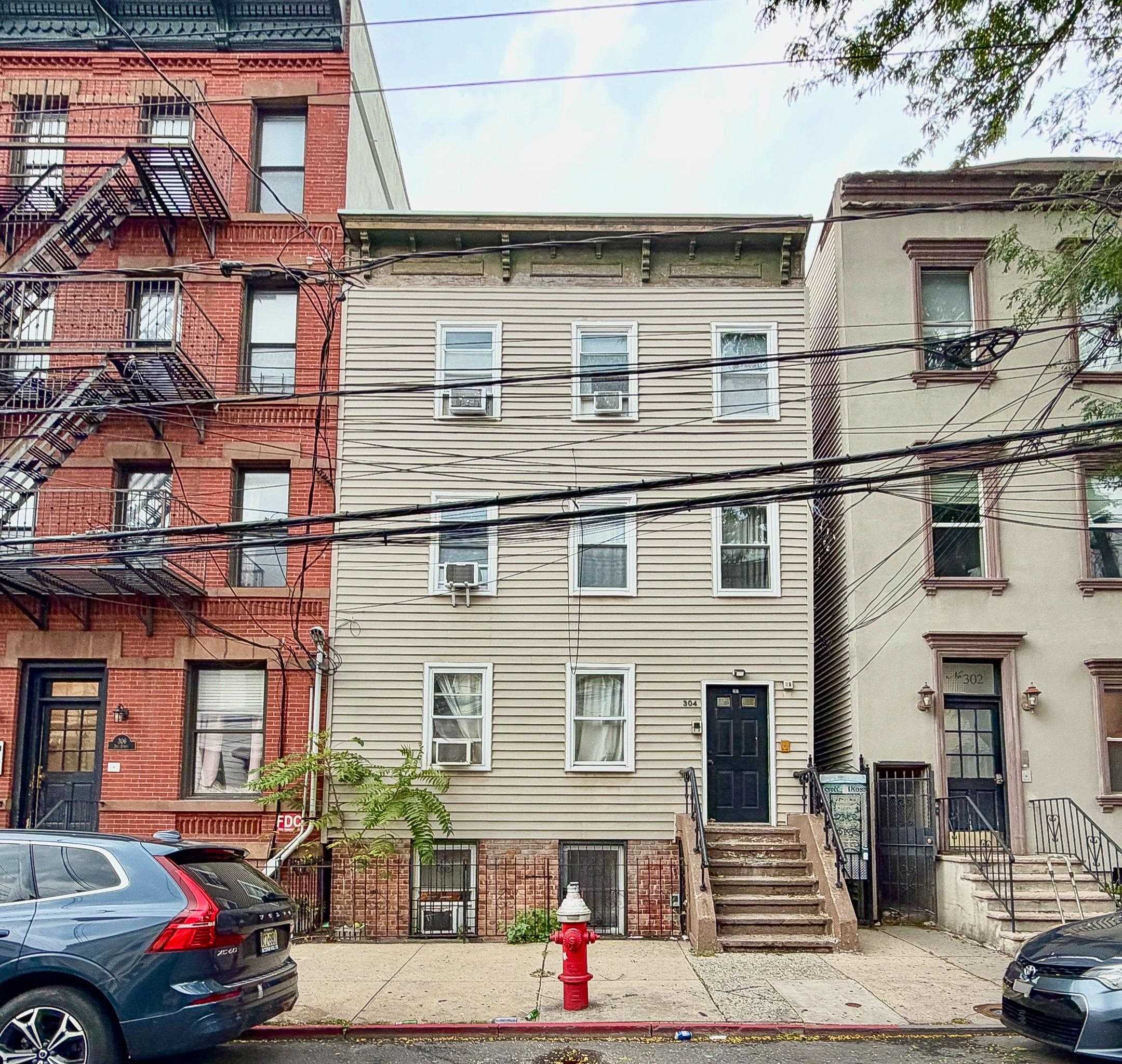 304 2ND ST Unit: 2R