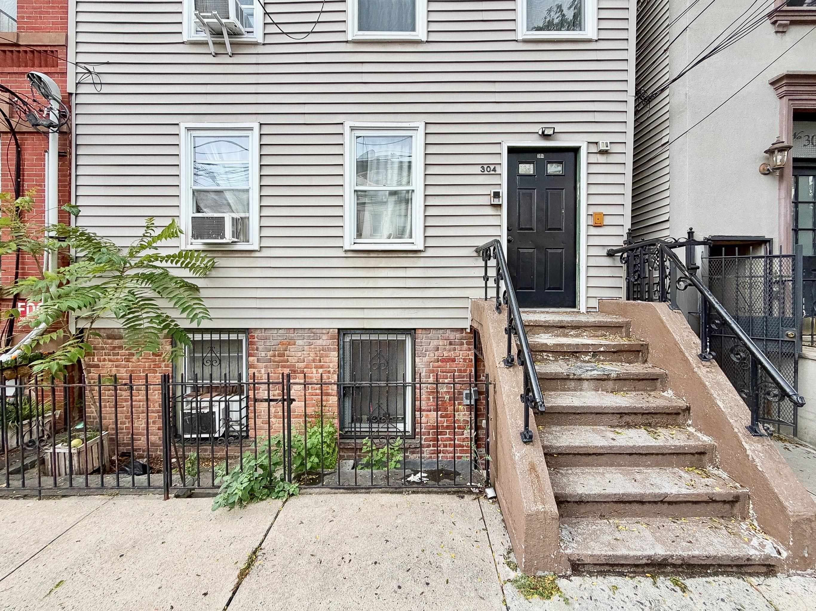 304 2ND ST Unit: 2R