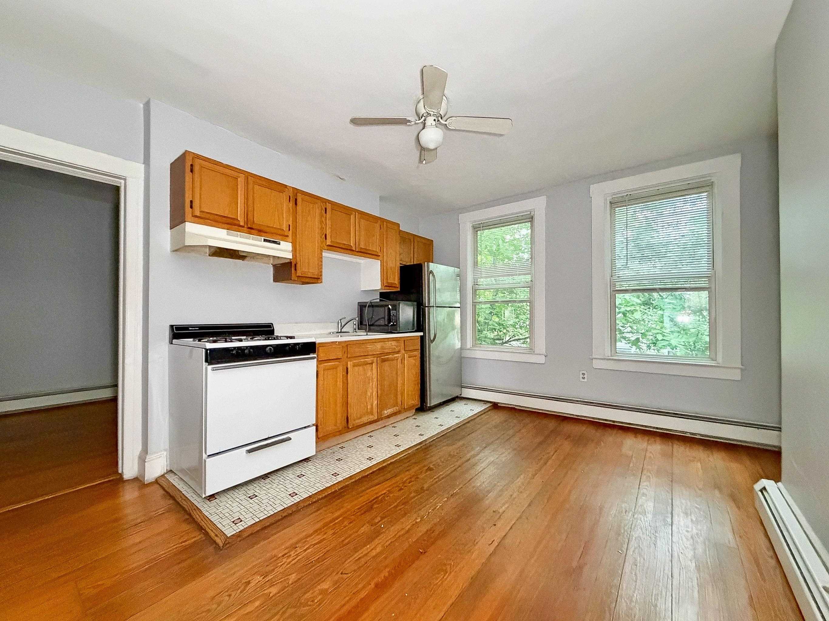 304 2ND ST Unit: 2R