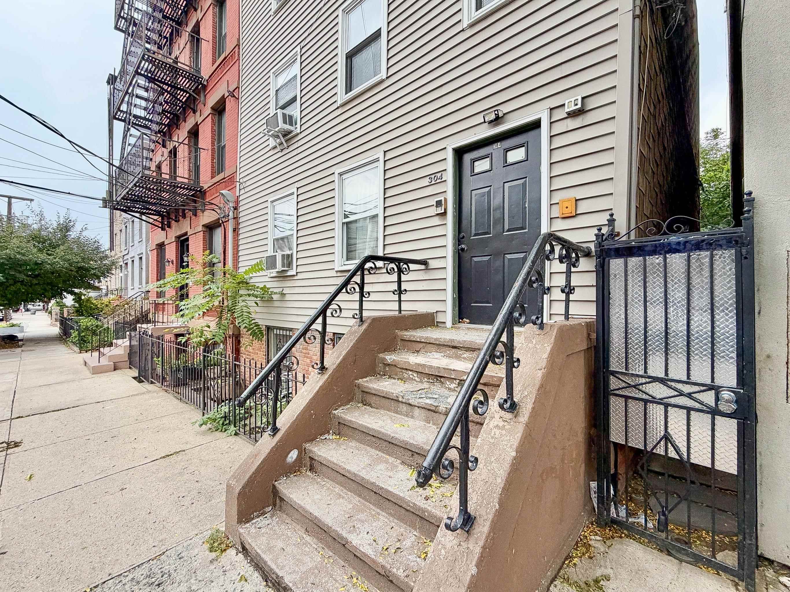 304 2ND ST Unit: 2R