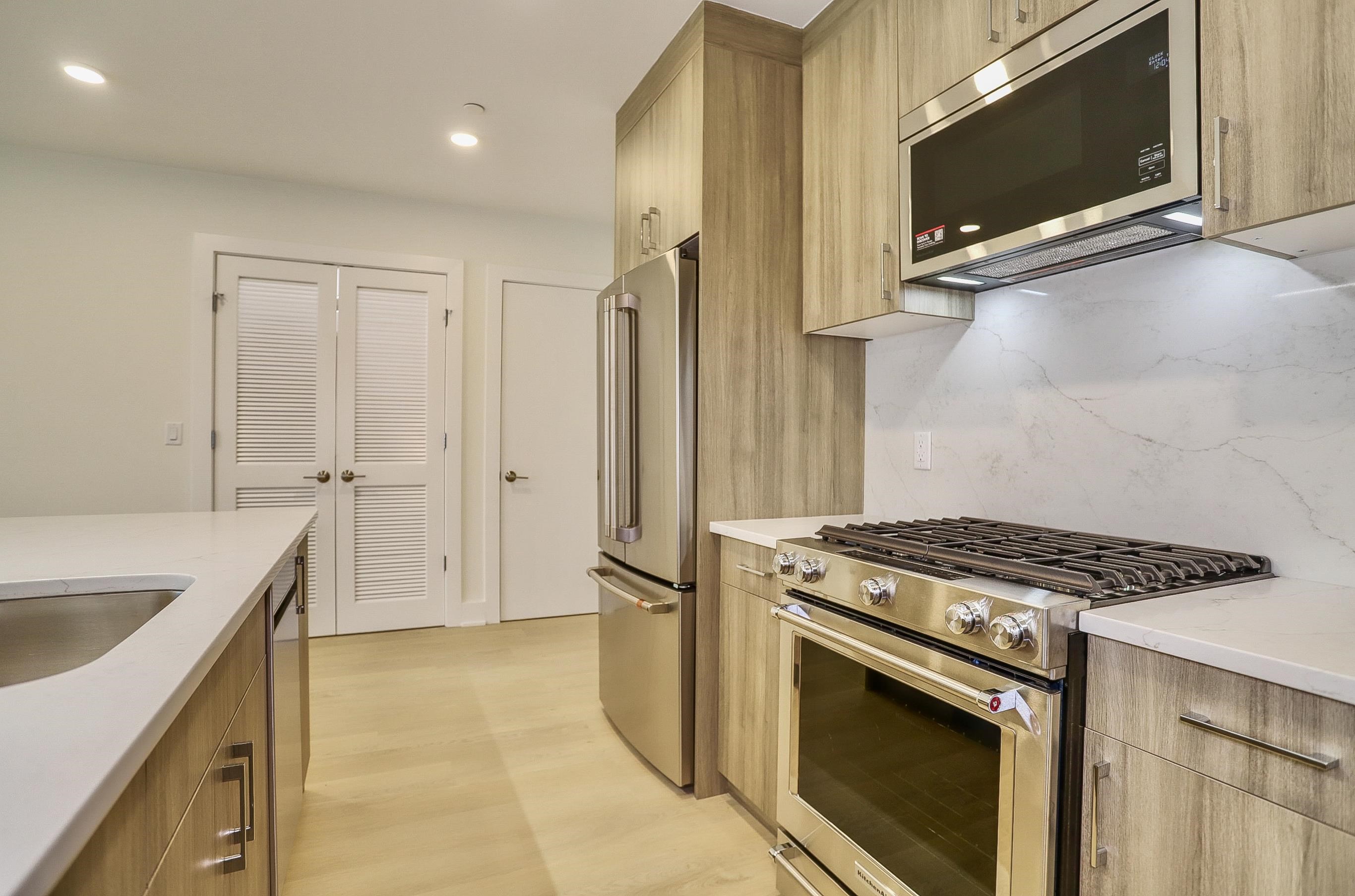 303 MADISON ST Unit: 402
