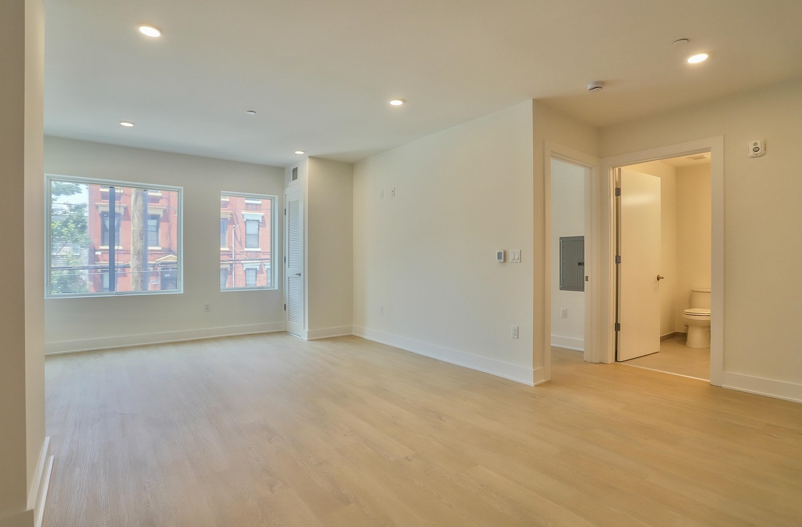 303 MADISON ST Unit: 402
