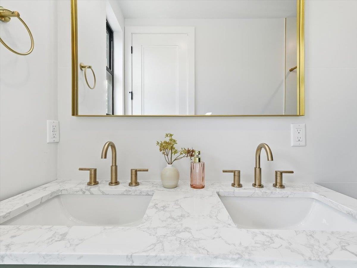 15 MANHATTAN AVE Unit: 2