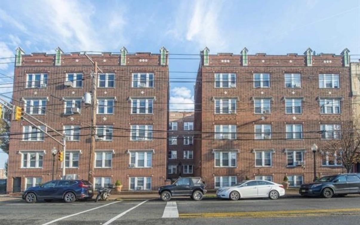 3726 PARK AVE Unit: E5