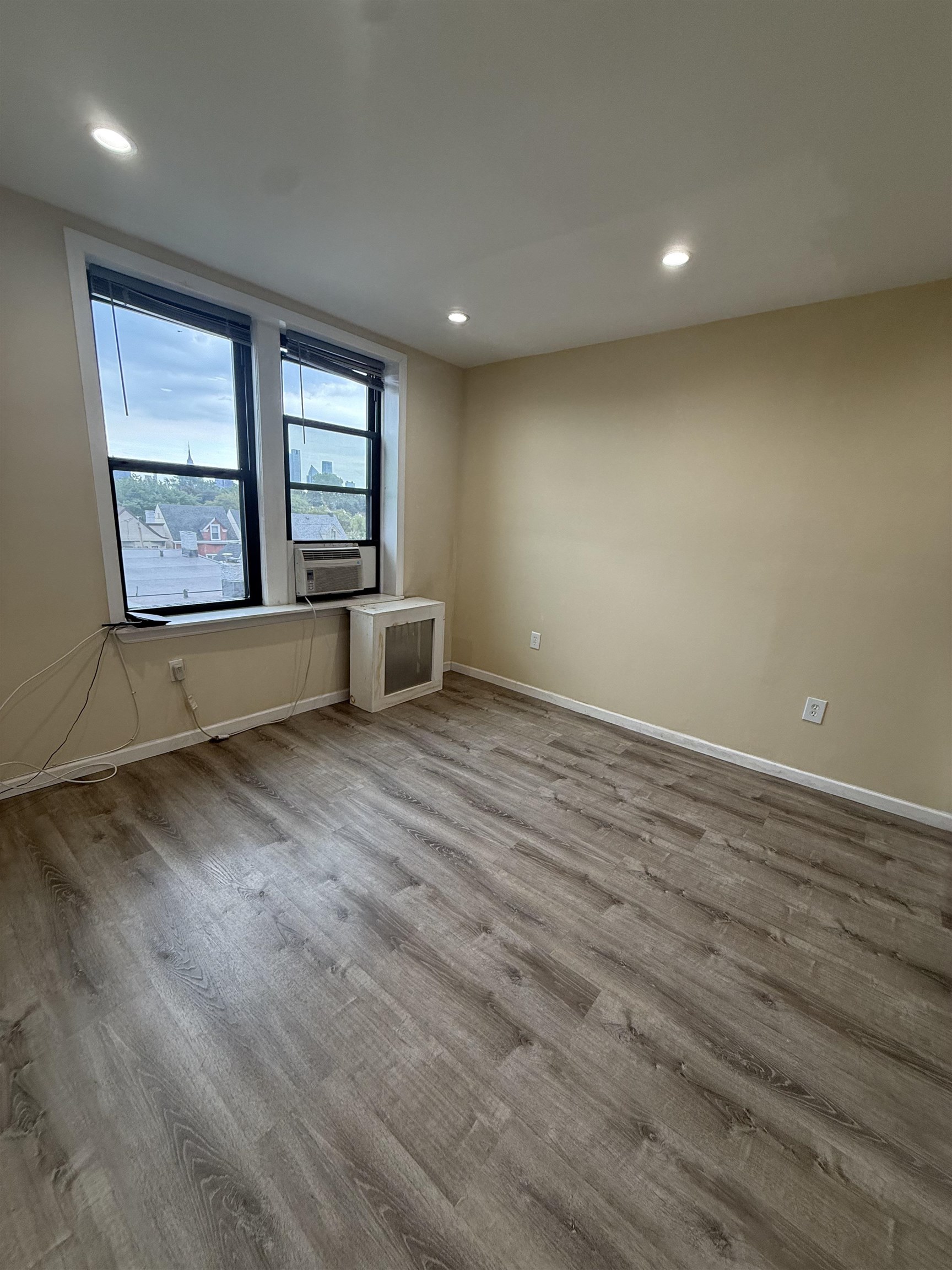 3726 PARK AVE Unit: E5