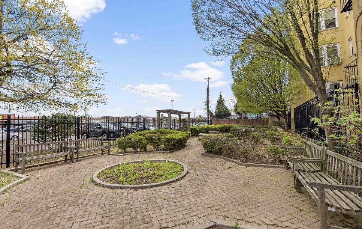 3726 PARK AVE Unit: E5