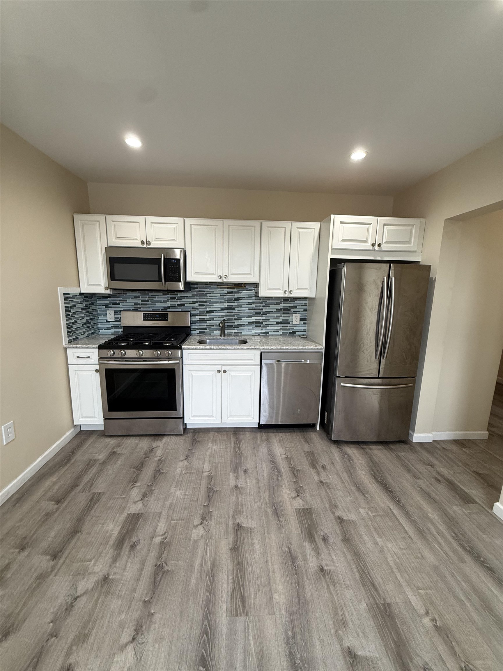 3726 PARK AVE Unit: E5