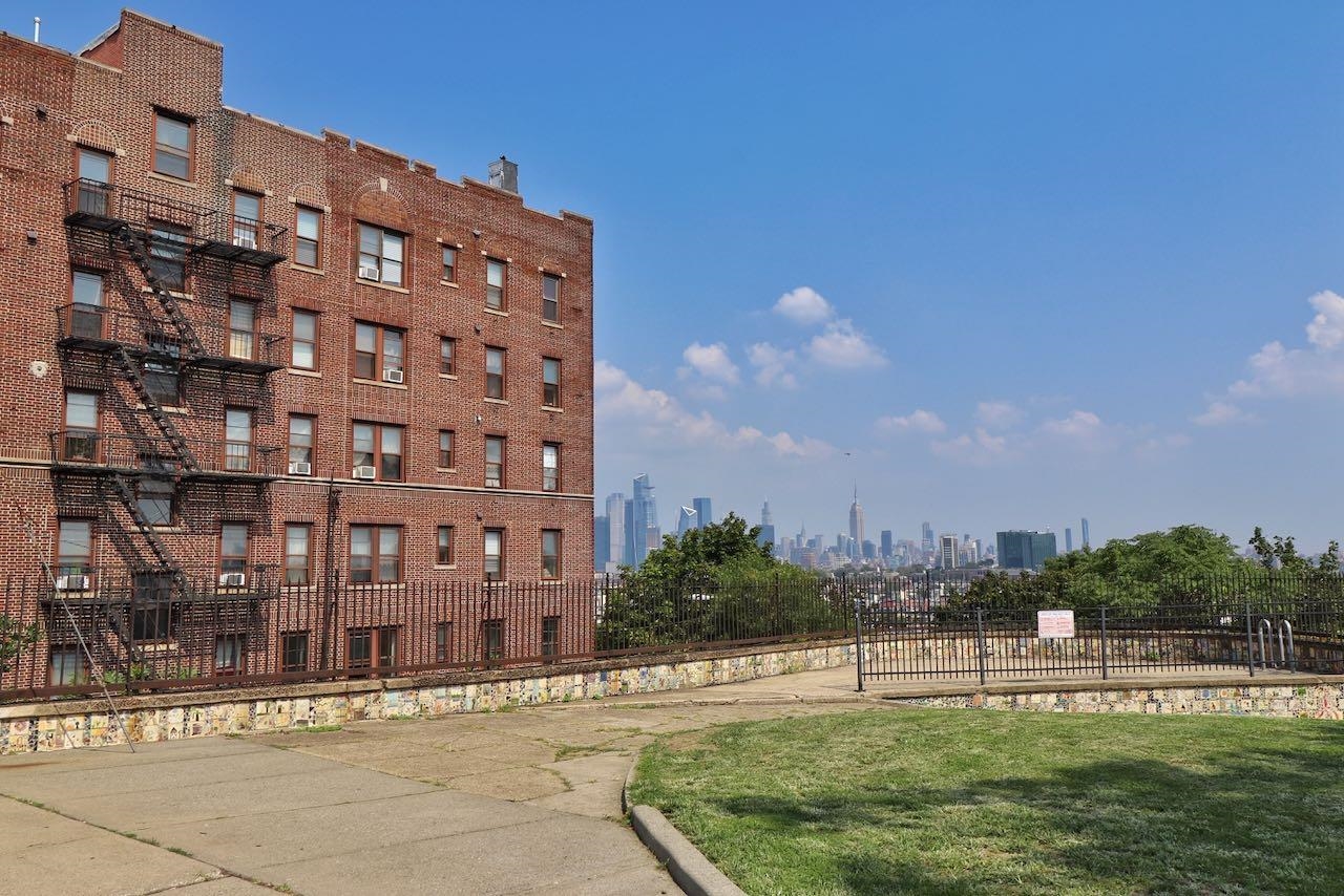 334 OGDEN AVE Unit: 25