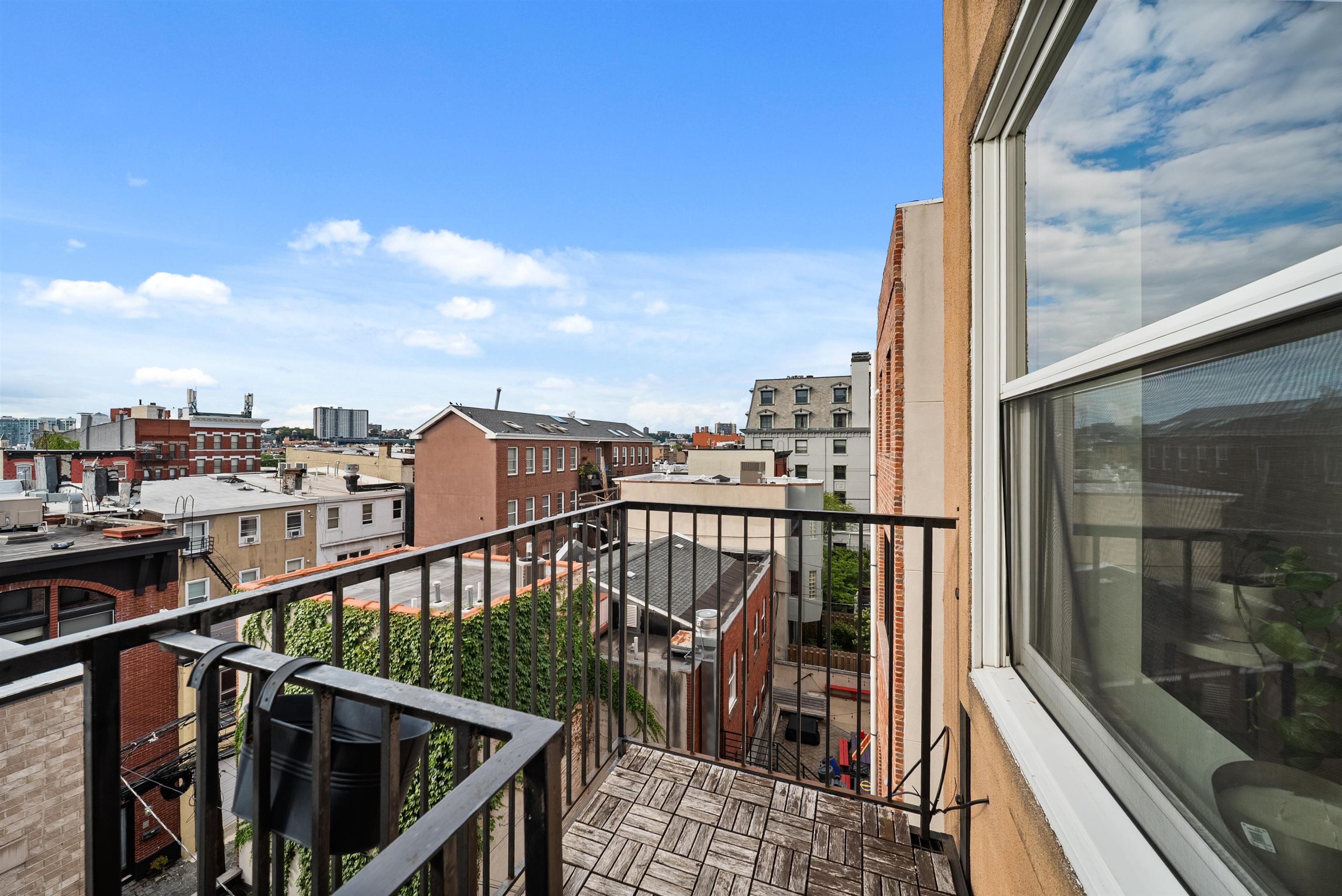 522 HUDSON ST Unit: 4