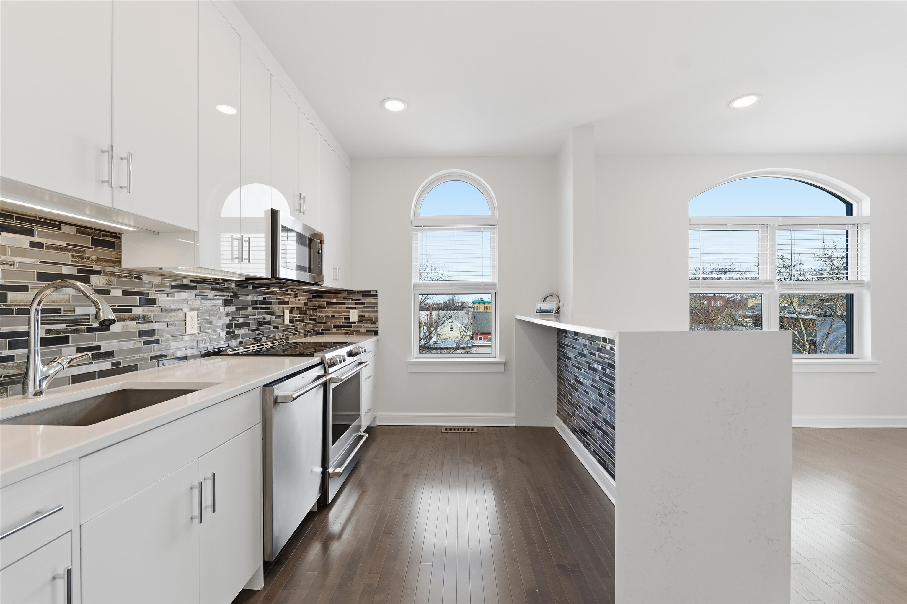 974 SUMMIT AVE Unit: 406