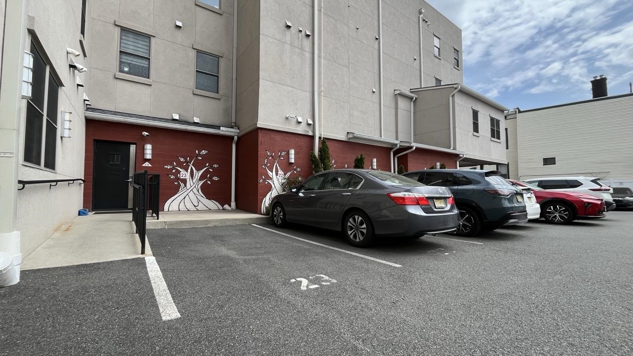 974 SUMMIT AVE Unit: 406