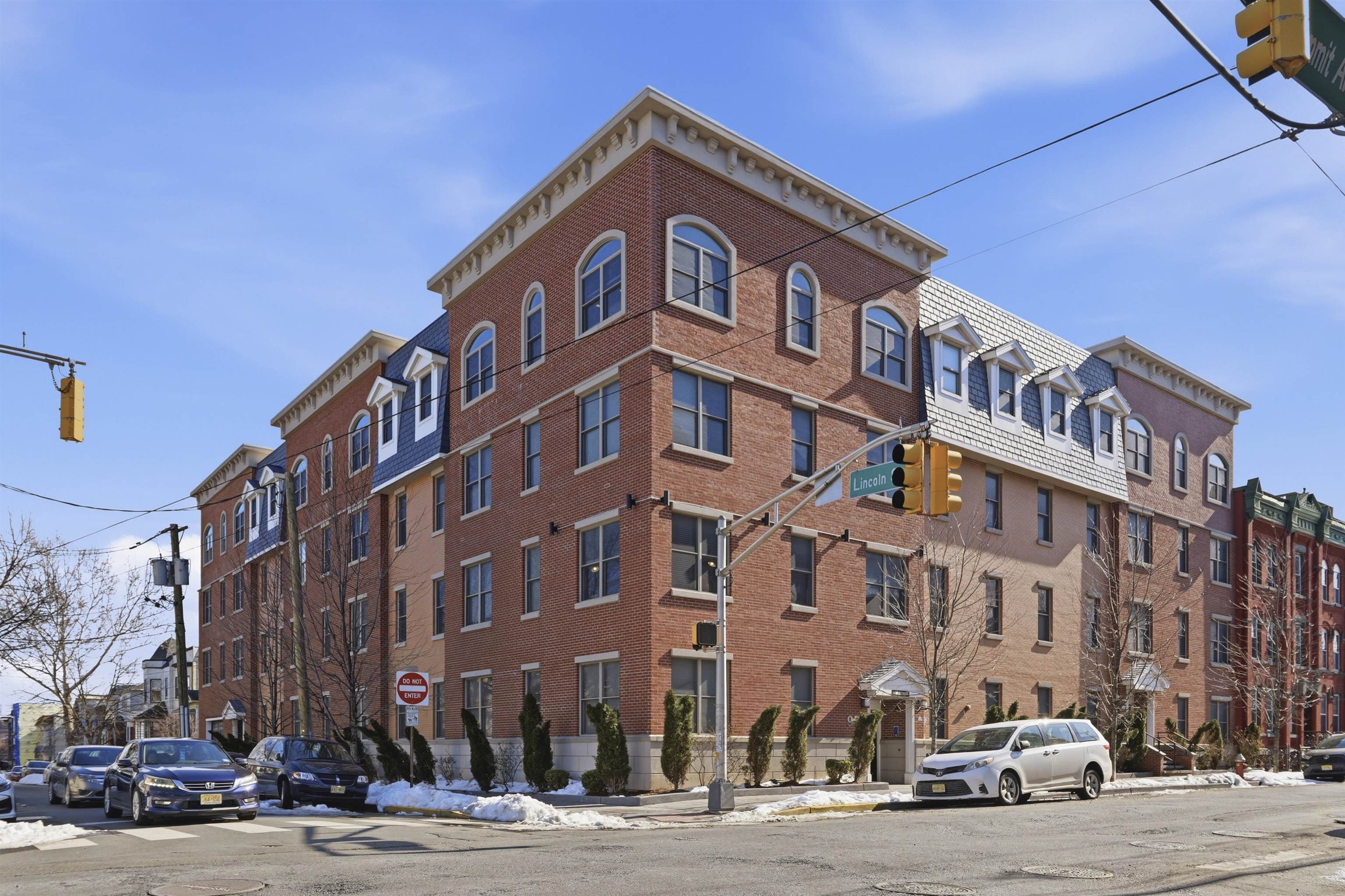 974 SUMMIT AVE Unit: 406