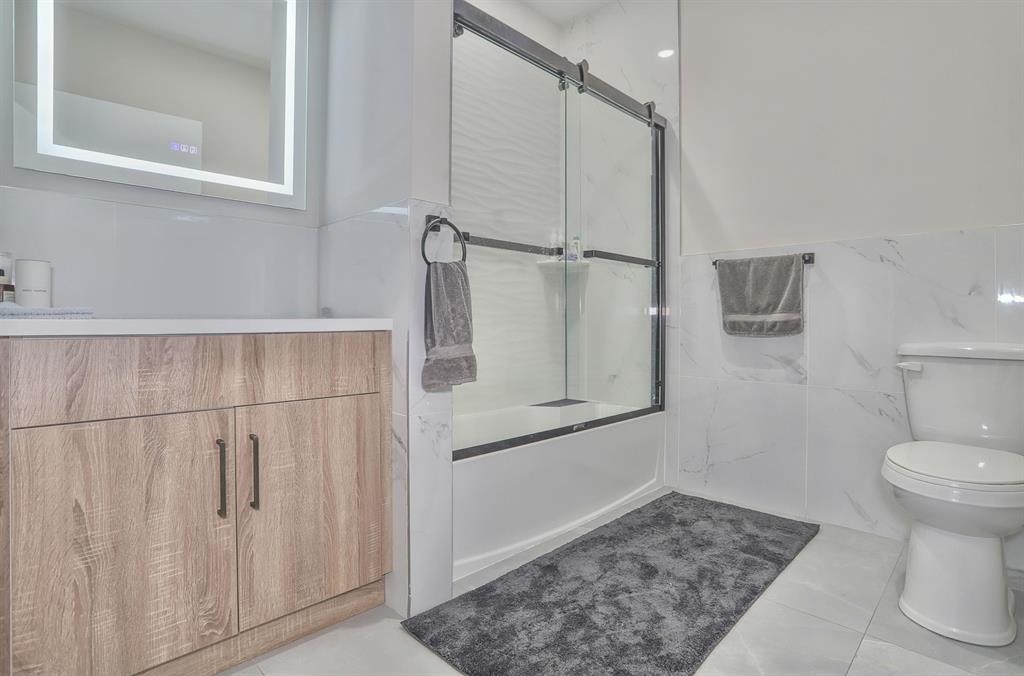 212 70TH ST Unit: 201