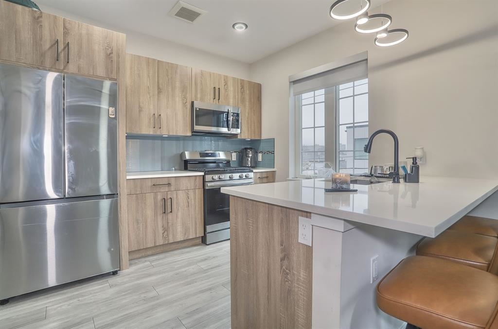 212 70TH ST Unit: 201