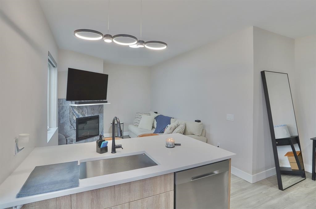 212 70TH ST Unit: 201
