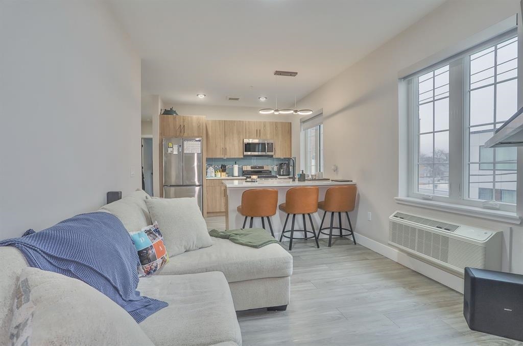 212 70TH ST Unit: 201