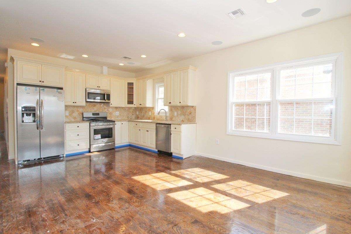 8516 5TH AVE Unit: 2
