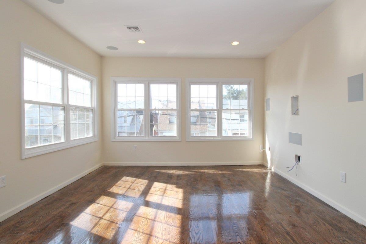 8516 5TH AVE Unit: 2