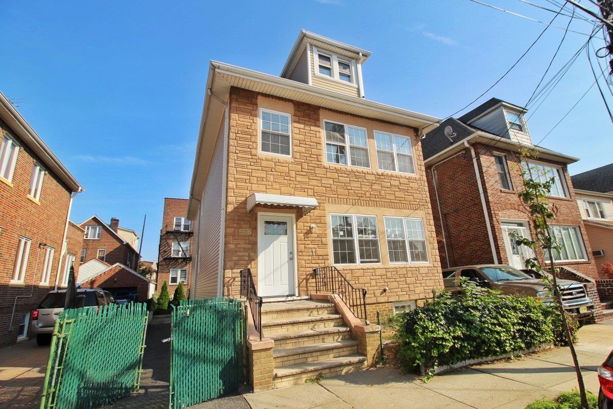 8516 5TH AVE Unit: 2