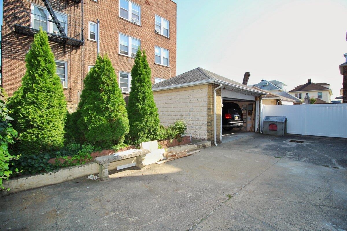8516 5TH AVE Unit: 2