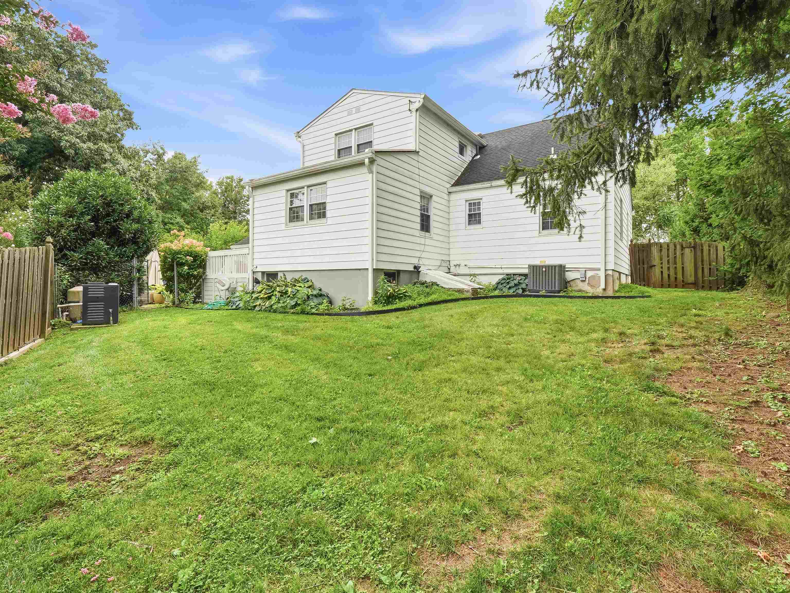 2025 HILL TOP RD