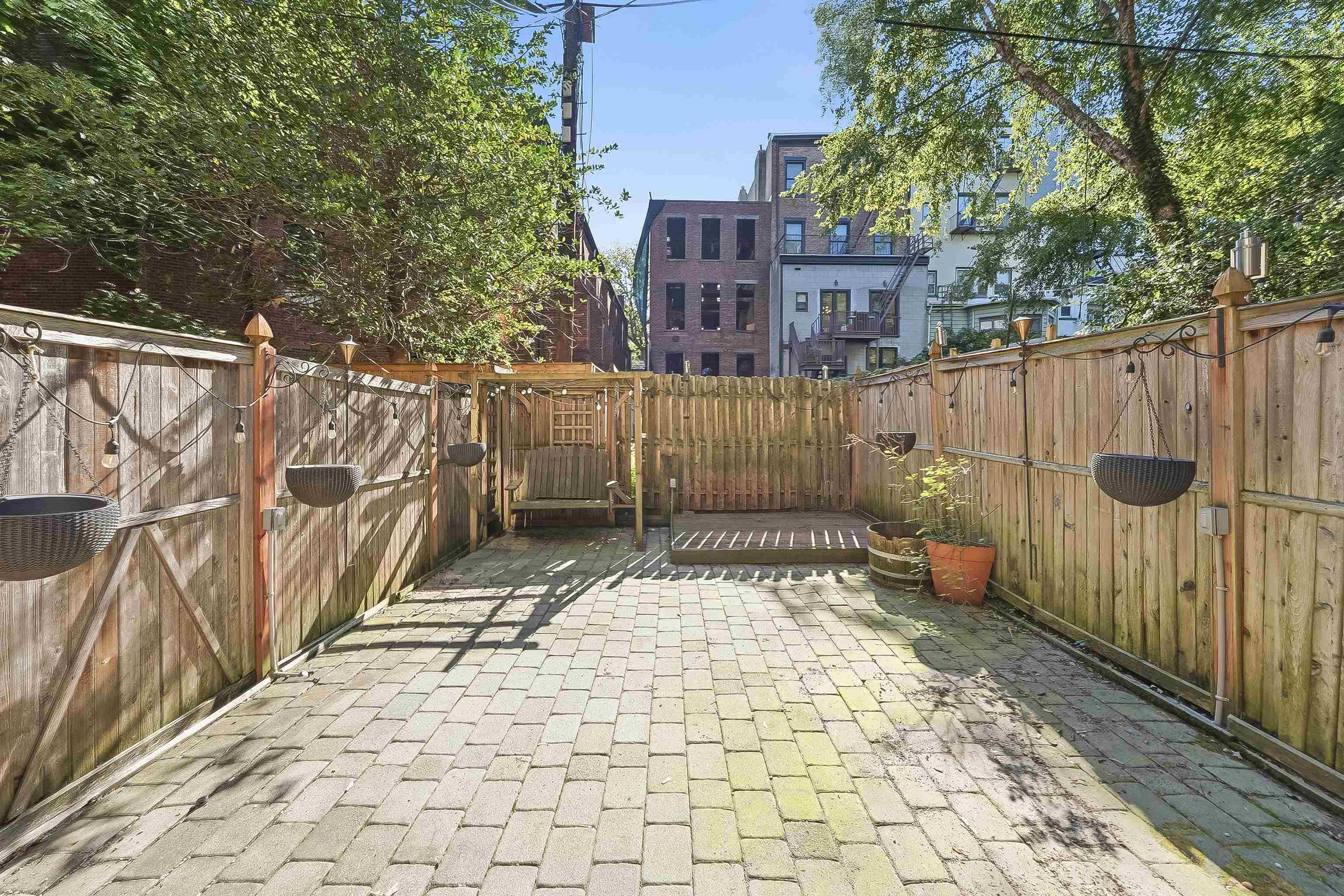 813 WASHINGTON ST Unit: 1R