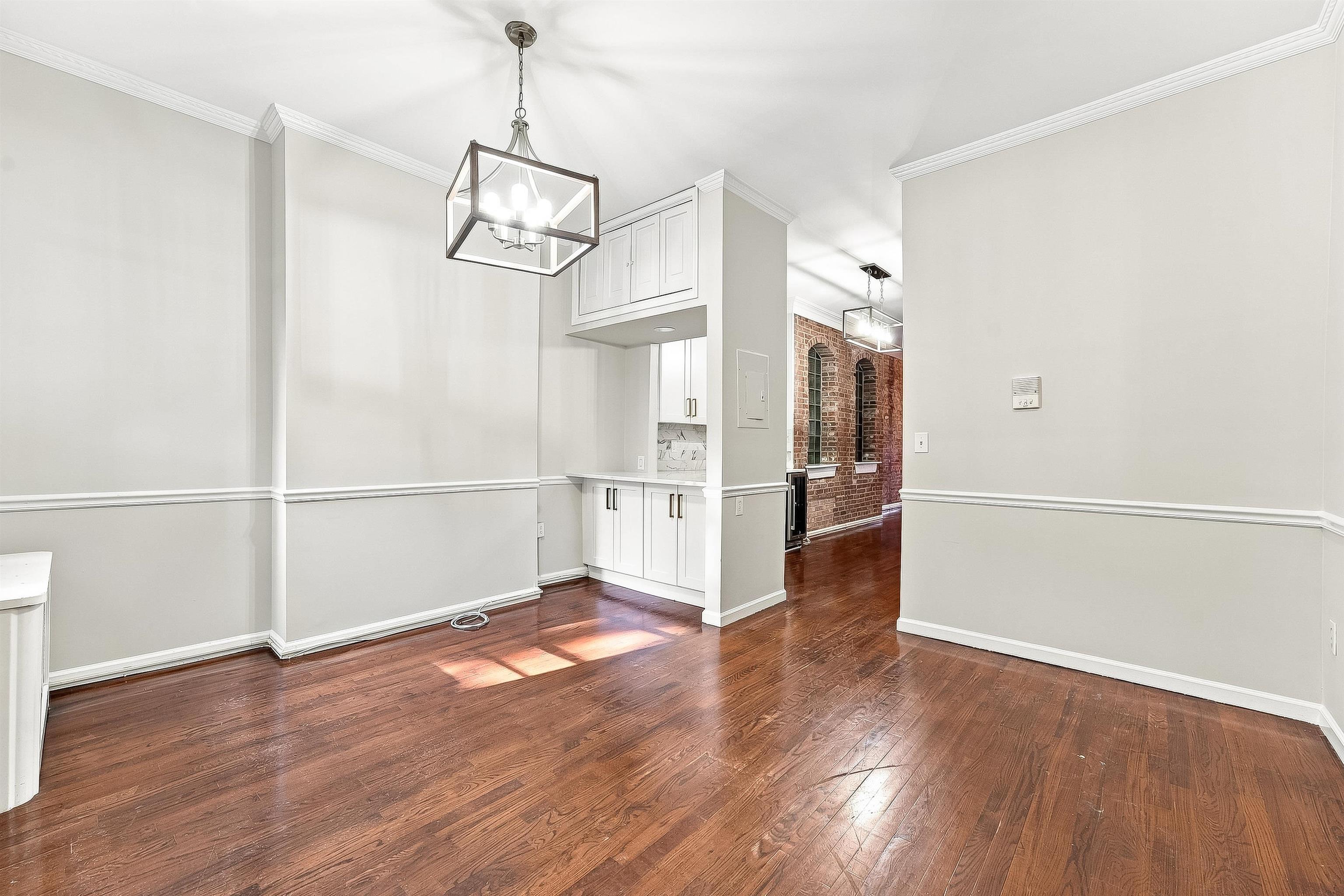 813 WASHINGTON ST Unit: 1R