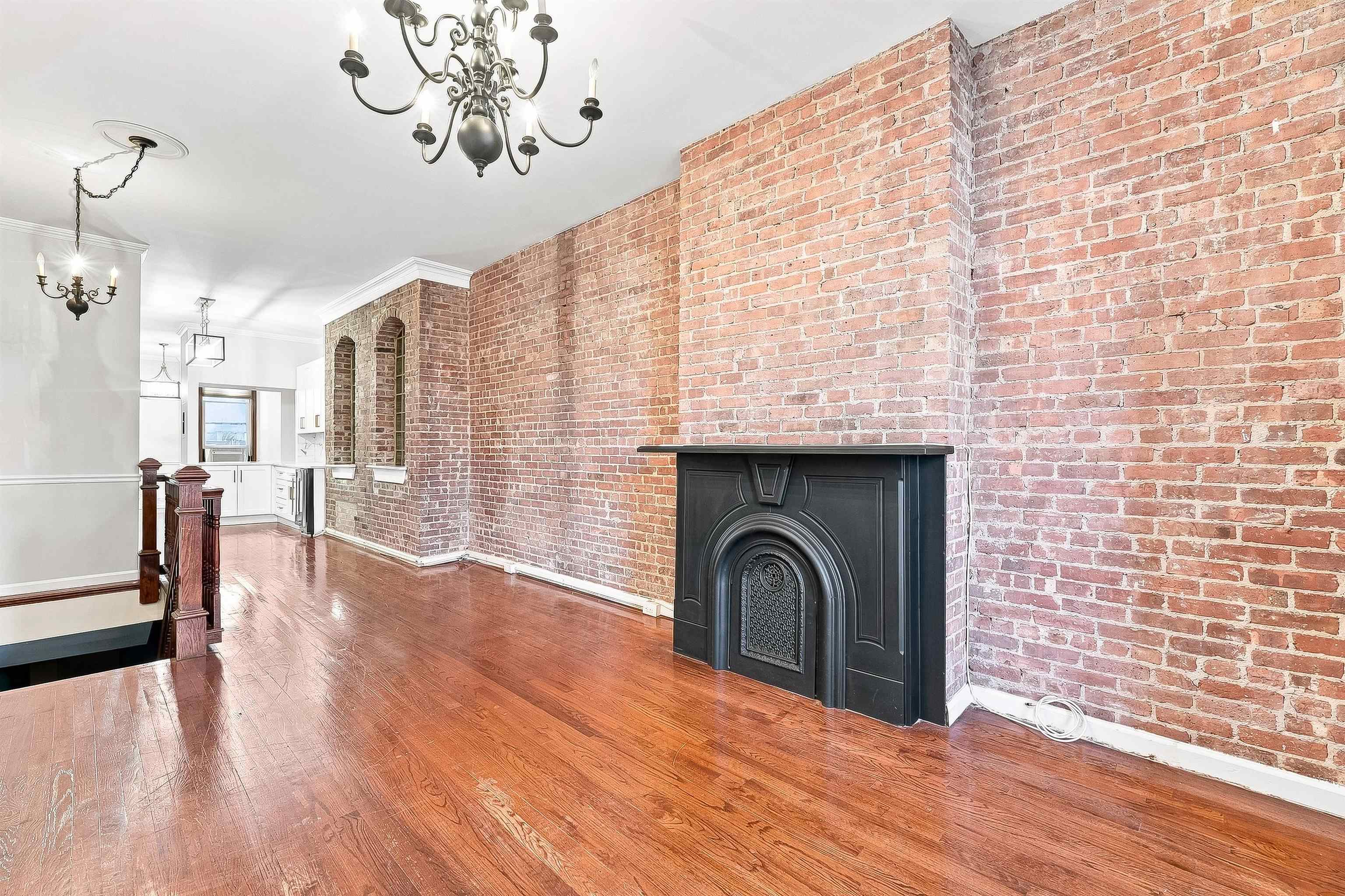 813 WASHINGTON ST Unit: 1R