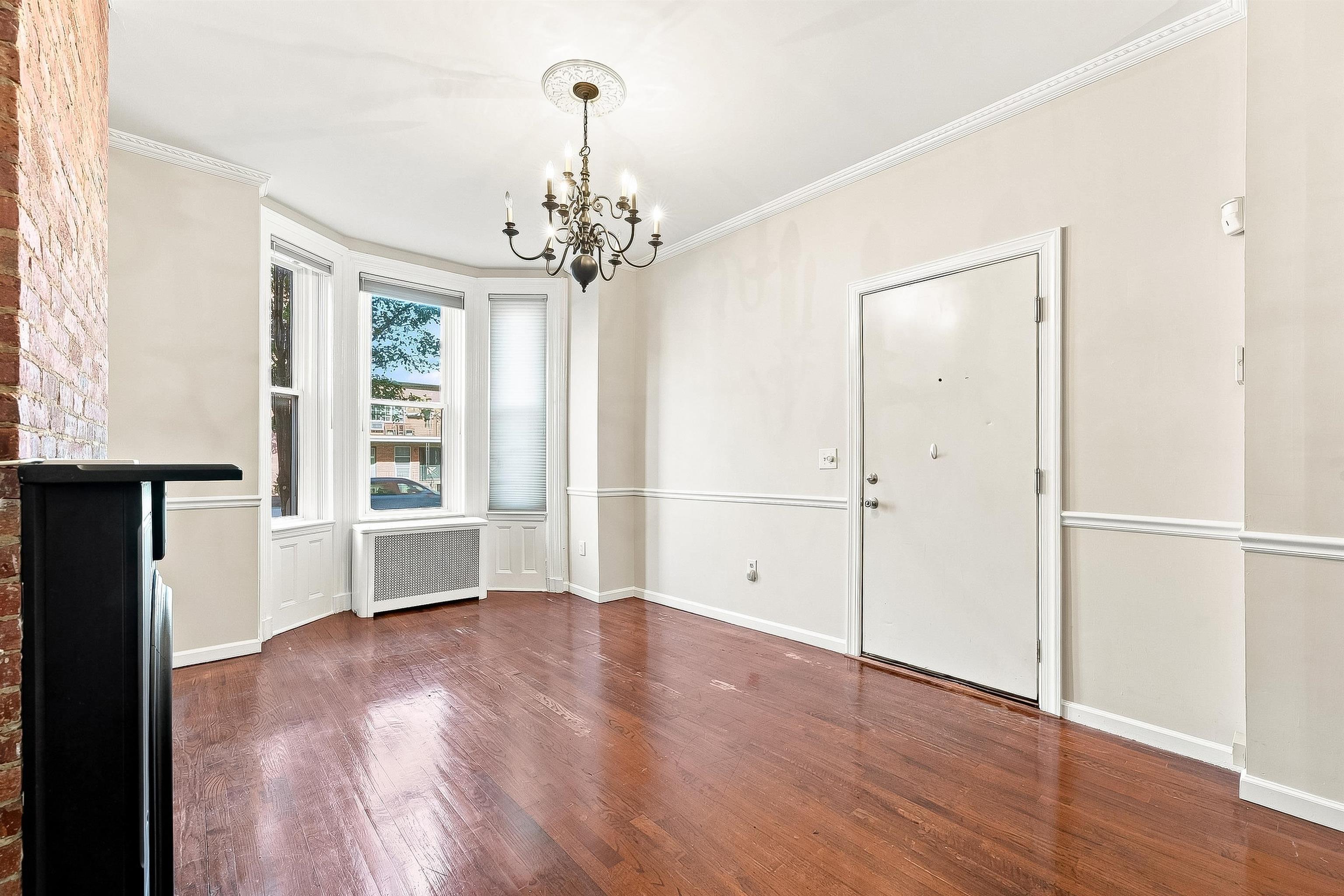 813 WASHINGTON ST Unit: 1R
