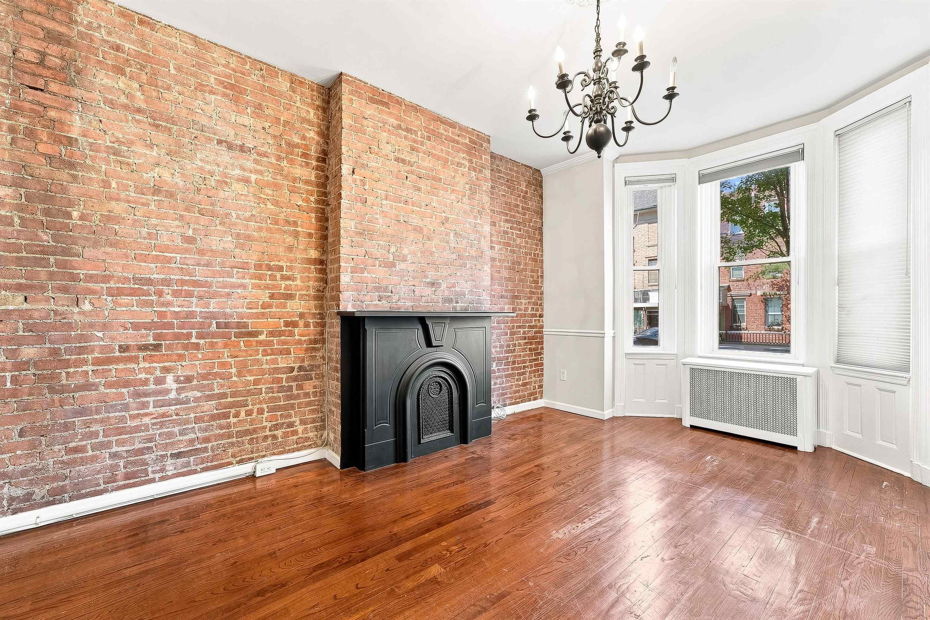 813 WASHINGTON ST Unit: 1R