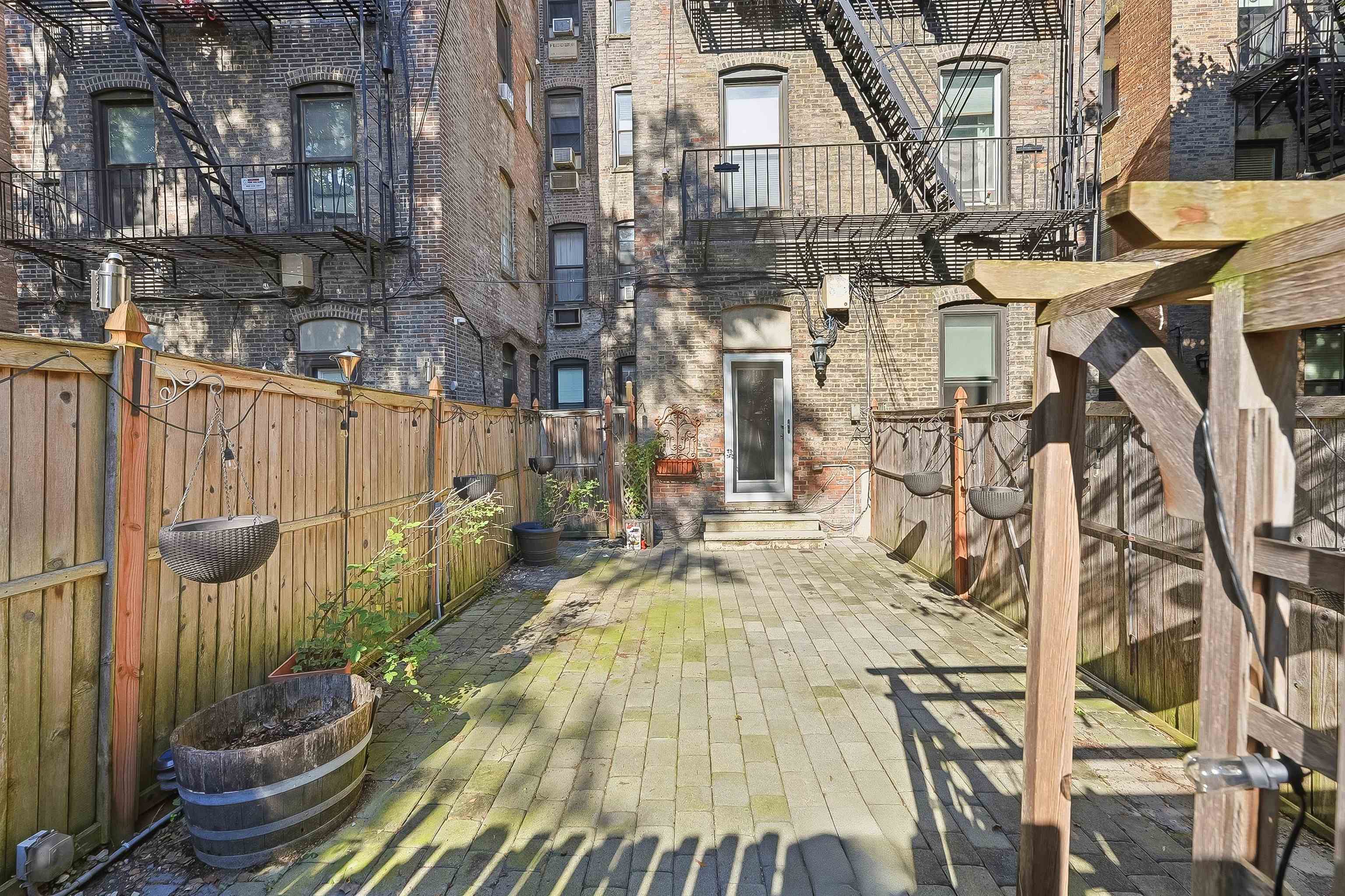 813 WASHINGTON ST Unit: 1R
