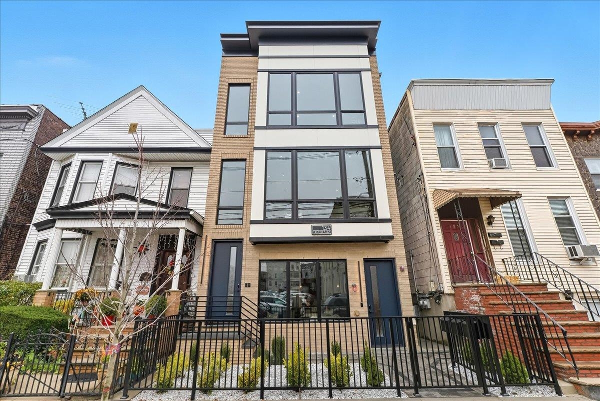 134 HANCOCK AVE Unit: 2