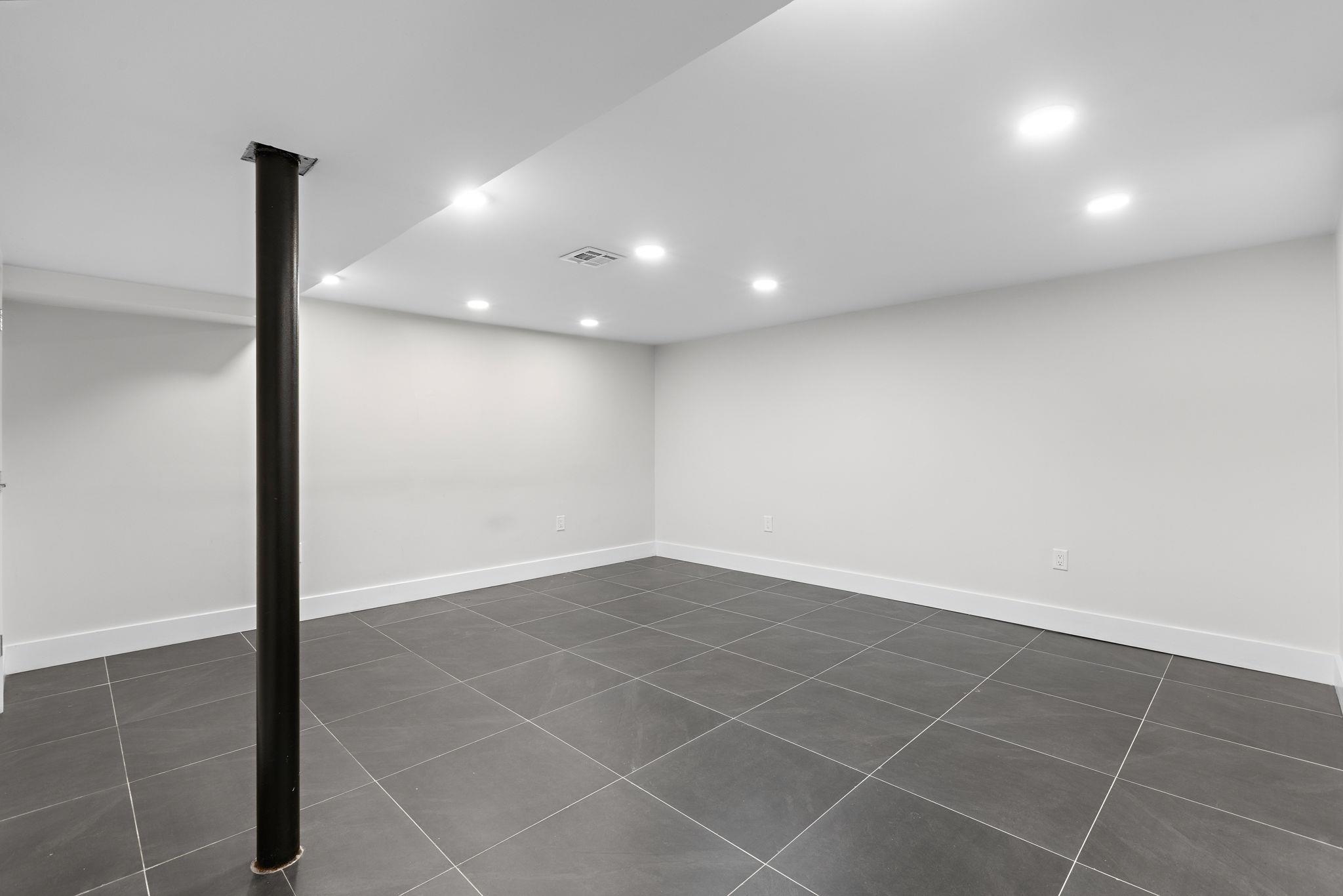 176 GRIFFITH ST Unit: 1