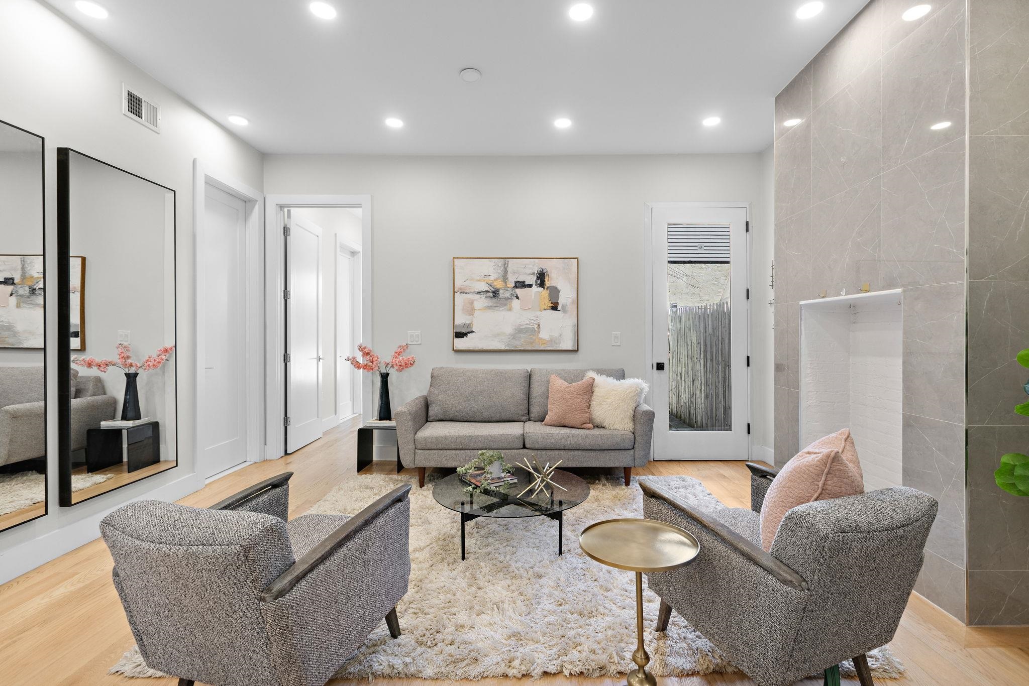 176 GRIFFITH ST Unit: 1