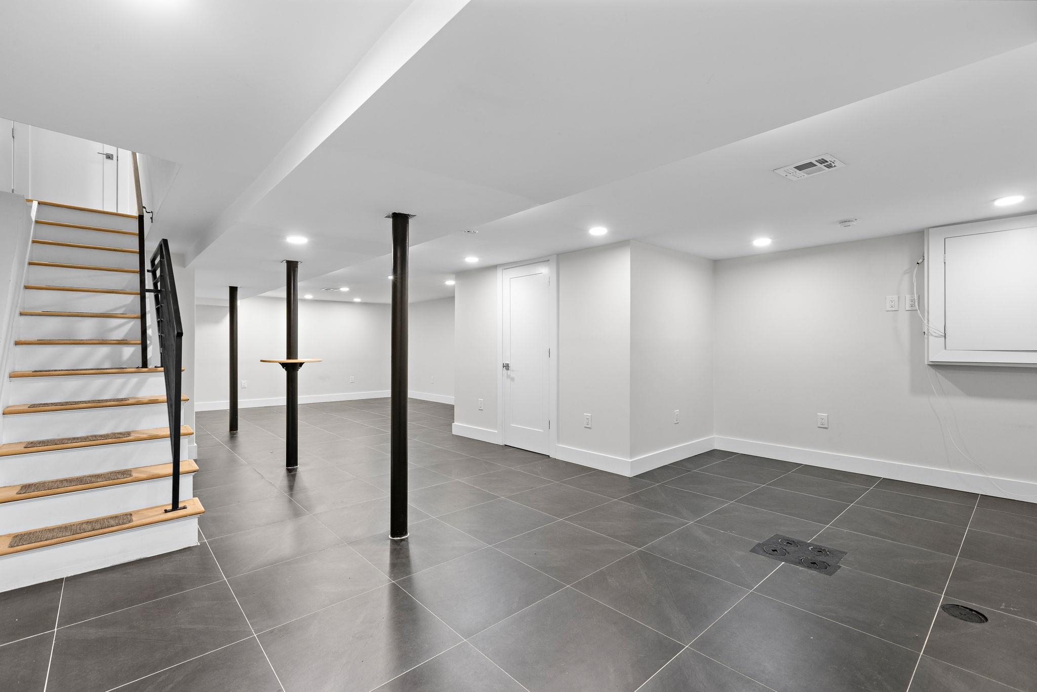 176 GRIFFITH ST Unit: 1